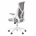 Sedia ergonomica in rete grigia con struttura bianca